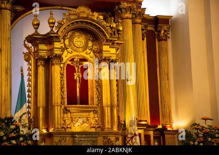 Nahaufnahme des gekreuzigten Jesus in Altar der Katholischen Kirche Stockfoto