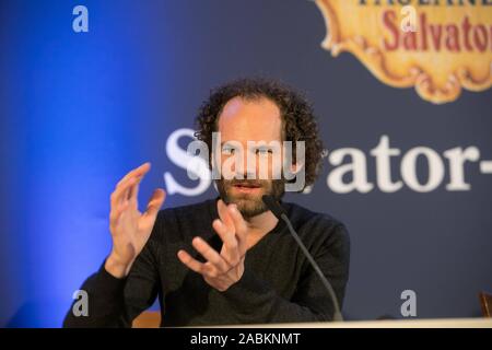 Die Allgäuer Musik Kabarettist und neue Fasten Prediger Maxi Schafroth auf einer Pressekonferenz zur bevorstehenden Salvator Tippen im Paulaner am Nockherberg. [Automatisierte Übersetzung] Stockfoto