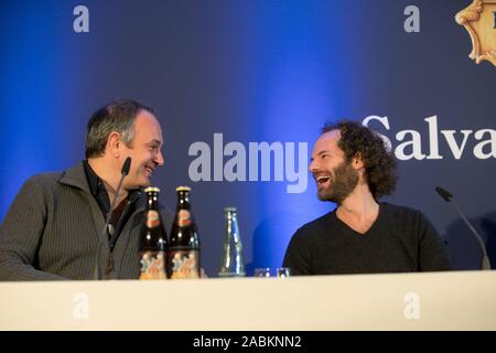 Die Allgäuer Musik Kabarettist und neue Fasten Prediger Maxi Schafroth (r.) bei einer Pressekonferenz zum bevorstehenden Salvator Tippen im Paulaner am Nockherberg. Neben ihm der Co-Autor Thomas Lienenlüke. [Automatisierte Übersetzung] Stockfoto