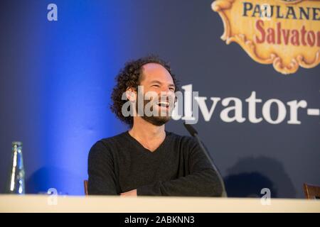 Die Allgäuer Musik Kabarettist und neue Fasten Prediger Maxi Schafroth auf einer Pressekonferenz zur bevorstehenden Salvator Tippen im Paulaner am Nockherberg. [Automatisierte Übersetzung] Stockfoto