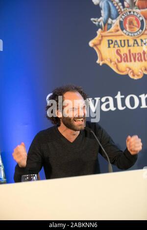 Die Allgäuer Musik Kabarettist und neue Fasten Prediger Maxi Schafroth auf einer Pressekonferenz zur bevorstehenden Salvator Tippen im Paulaner am Nockherberg. [Automatisierte Übersetzung] Stockfoto