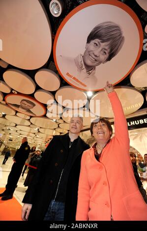 Neue Ergänzungen zu den 'Sky of Fame" prominente Persönlichkeiten an der Decke der Einkaufspassage im Stachus mezzanine zu ehren. Im Bild Kabarettist Michael Mittermeier und Skilegende Rosi Mittermaier Enthüllung ihrer Portraits. [Automatisierte Übersetzung] Stockfoto