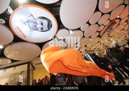 Neue Ergänzungen zu den 'Sky of Fame" prominente Persönlichkeiten an der Decke der Einkaufspassage im Stachus mezzanine zu ehren. Im Bild, Bürgermeister Manuel Pretzl stellt das Porträt der Schauspieler Helmut Fischer. [Automatisierte Übersetzung] Stockfoto