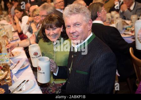 Bürgermeister Dieter Reiter mit seiner Frau Petra in der traditionellen starken Bierprobe auf dem Münchner Nockherberg. [Automatisierte Übersetzung] Stockfoto