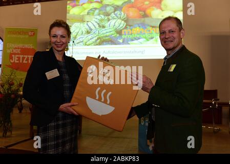 Umweltberater Stephanie Jacobs und der Vorsitzende der Ernährung Rat Albrecht Schulzendorff bei der Auftaktveranstaltung der Münchner Ernährungsrat e.V. (München Ernährung Rat) unter dem Motto "Ernährungswende jetzt!' (Ernährung Turnaround Jetzt) im Alten Rathaus. [Automatisierte Übersetzung] Stockfoto