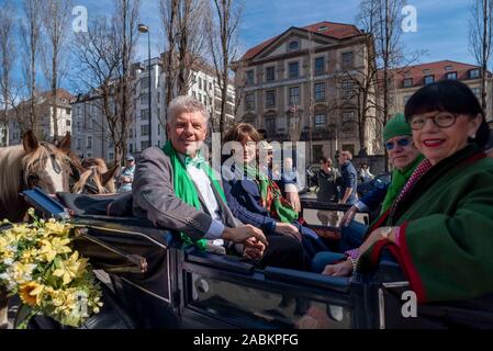 Münchens Oberbürgermeister Dieter Reiter (SPD) und seine Frau Petra (links) nimmt an der St. Patrick's Day Parade in München am Sonntag, 17. März 2019 dauern. [Automatisierte Übersetzung] Stockfoto