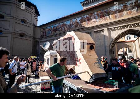 Teilnehmer an der Dackel Parade der München Valentin-Karlstadt-Musäums, die durch einen Trojaner Dackel geführt wird. [Automatisierte Übersetzung] Stockfoto