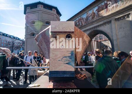 Teilnehmer an der Dackel Parade der München Valentin-Karlstadt-Musäums, die durch einen Trojaner Dackel geführt wird. [Automatisierte Übersetzung] Stockfoto