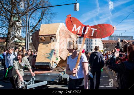 Teilnehmer an der Dackel Parade der München Valentin-Karlstadt-Musäums, die durch einen Trojaner Dackel geführt wird. [Automatisierte Übersetzung] Stockfoto