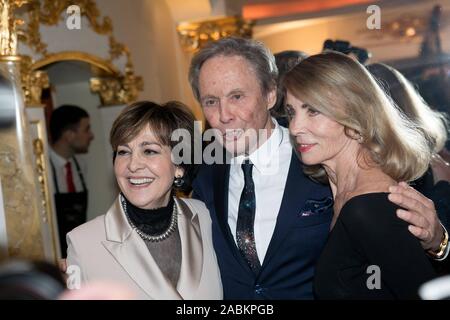 Feier des 80. Geburtstags von Peter Kraus in Schuhbecks Südtiroler Stuben: im Bild den Jubilar mit Ehefrau Ingrid (r.) und Paola Felix. [Automatisierte Übersetzung] Stockfoto