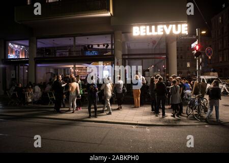 Am Abend der bayerischen Landtagswahl Menschen stehen vor dem Cafe der sozialen Genossenschaft 'Bellevue di Monaco" an der Ecke Müllerstraße und Corneliusstraße. [Automatisierte Übersetzung] Stockfoto