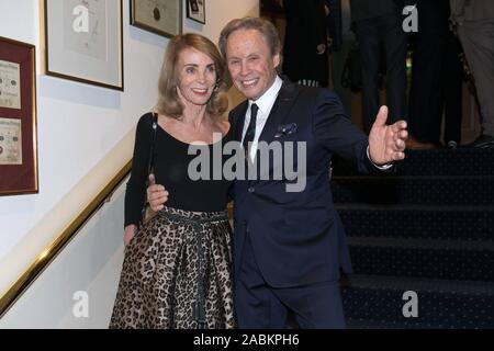 Feier des 80. Geburtstags von Peter Kraus in Schuhbecks Südtiroler Stuben: im Bild den Jubilar mit Frau Ingrid direkt nach der Ankunft. [Automatisierte Übersetzung] Stockfoto