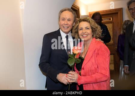 Feier des 80. Geburtstags von Peter Kraus in Schuhbecks Südtiroler Stuben: im Bild den Jubilar mit der Schauspielerin Michaela kann. [Automatisierte Übersetzung] Stockfoto