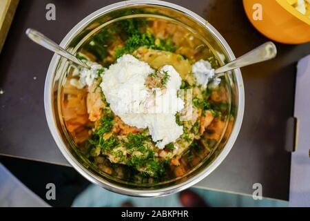 Die Aschenbrösel Verein trifft sich einmal im Monat in der nachbarschaftstreff * * bei Danklsalon Danklstraße 11 in Sendling und Köche ein Menü mit Senioren, bedürftige Menschen und andere Nachbarn von foodsharing Essen. Das Bild zeigt eine Schüssel mit Lachs dip. [Automatisierte Übersetzung] Stockfoto