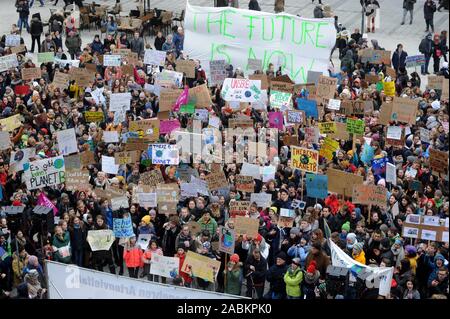 Schüler auf dem Marienplatz in München gegen den Klimawandel zu demonstrieren. [Automatisierte Übersetzung] Stockfoto