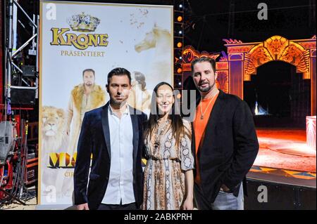 Martin Lacey jr (r.), Jana Mandana Lacey-Krone und Bence Vági auf einer Pressekonferenz die neue Show Produktion von Circus Krone bin andana - Zirkus kunst neu geträumt" auf der Theresienwiese in München. [Automatisierte Übersetzung] Stockfoto