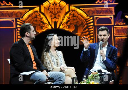 Martin Lacey jr (li.), Jana Mandana Lacey-Krone und Bence Vági auf einer Pressekonferenz die neue Show Produktion von Circus Krone bin andana - Zirkus kunst neu geträumt" auf der Theresienwiese in München. [Automatisierte Übersetzung] Stockfoto