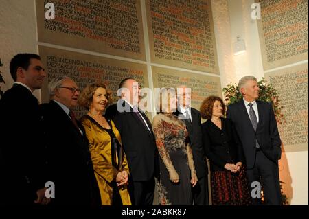 Der neue Ehrenbürger der Stadt München sind im Alten Rathaus begrüßt: Philipp Lahm, Hubert Burda, Michaela, Heinrich Traublinger, Jutta Speidel, Franz Herzog von Bayern und Rachel Salamander (von Links, ganz rechts Oberbürgermeister Dieter Reiter). Auf den Brettern im Hintergrund alle ehemaligen Ehrenbürger sind verewigt. [Automatisierte Übersetzung] Stockfoto