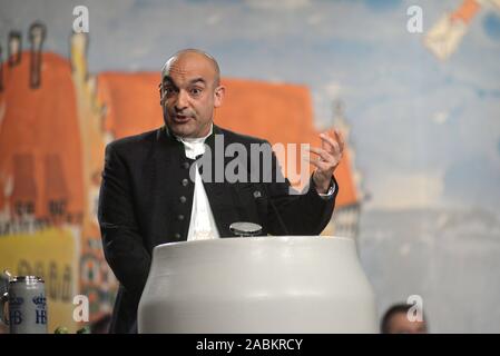 Kabarettist Django Asül in seiner Rede an das Hofbräuhaus in München an der traditionellen Maibock Öffnung des Staates Hofbräu Brauerei in 2019. [Automatisierte Übersetzung] Stockfoto