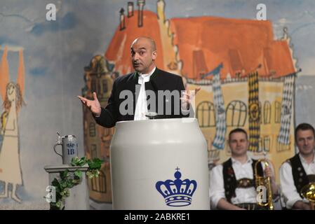 Kabarettist Django Asül in seiner Rede an das Hofbräuhaus in München an der traditionellen Maibock Öffnung des Staates Hofbräu Brauerei in 2019. [Automatisierte Übersetzung] Stockfoto