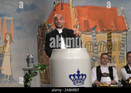 Kabarettist Django Asül in seiner Rede an das Hofbräuhaus in München an der traditionellen Maibock Öffnung des Staates Hofbräu Brauerei in 2019. [Automatisierte Übersetzung] Stockfoto