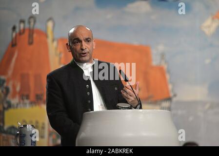 Kabarettist Django Asül in seiner Rede an das Hofbräuhaus in München an der traditionellen Maibock Öffnung des Staates Hofbräu Brauerei in 2019. [Automatisierte Übersetzung] Stockfoto