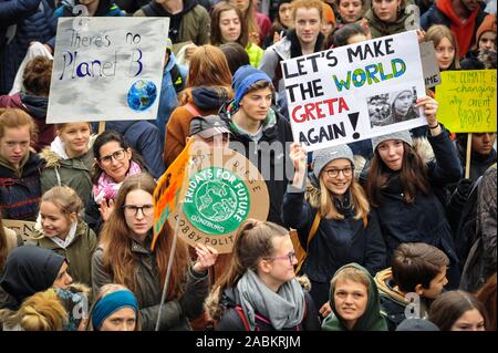 Ein Student Demonstration für den Klimaschutz am Marienplatz in München. [Automatisierte Übersetzung] Stockfoto