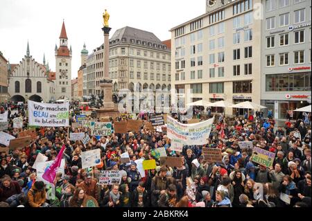 Ein Student Demonstration für den Klimaschutz am Marienplatz in München. [Automatisierte Übersetzung] Stockfoto