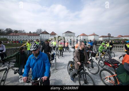 Mit einem Fahrrad star Fahrt von Schloss Nymphenburg zum Königsplatz, eine breite Allianz um den Allgemeinen Deutschen Fahrrad-Club (Afdc) Kampagne für eine bessere Behandlung der Radverkehr ist und das Sammeln von Unterschriften für zwei Fahrräder Petitionen. Das Bild zeigt die Teilnehmer absteigend Vor dem Schloss Nymphenburg. [Automatisierte Übersetzung] Stockfoto