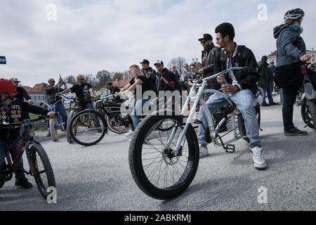 Mit einem Fahrrad star Fahrt von Schloss Nymphenburg zum Königsplatz, eine breite Allianz um den Allgemeinen Deutschen Fahrrad-Club (Afdc) Kampagne für eine bessere Behandlung der Radverkehr ist und das Sammeln von Unterschriften für zwei Fahrräder Petitionen. Das Bild zeigt die Teilnehmer absteigend Vor dem Schloss Nymphenburg. [Automatisierte Übersetzung] Stockfoto