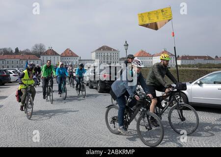 Mit einem Fahrrad star Fahrt von Schloss Nymphenburg zum Königsplatz, eine breite Allianz um den Allgemeinen Deutschen Fahrrad-Club (Afdc) Kampagne für eine bessere Behandlung der Radverkehr ist und das Sammeln von Unterschriften für zwei Fahrräder Petitionen. Das Bild zeigt die Teilnehmer absteigend Vor dem Schloss Nymphenburg. [Automatisierte Übersetzung] Stockfoto