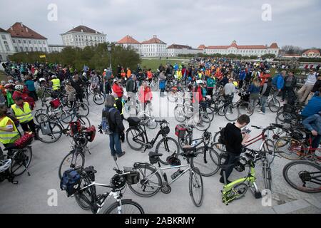 Mit einem Fahrrad star Fahrt von Schloss Nymphenburg zum Königsplatz, eine breite Allianz um den Allgemeinen Deutschen Fahrrad-Club (Afdc) Kampagne für eine bessere Behandlung der Radverkehr ist und das Sammeln von Unterschriften für zwei Fahrräder Petitionen. Das Bild zeigt die Teilnehmer absteigend Vor dem Schloss Nymphenburg. [Automatisierte Übersetzung] Stockfoto