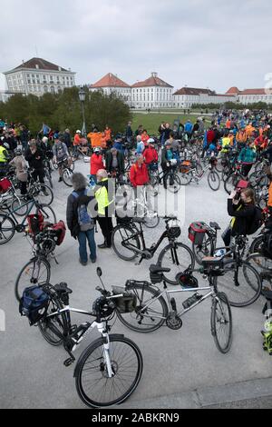 Mit einem Fahrrad star Fahrt von Schloss Nymphenburg zum Königsplatz, eine breite Allianz um den Allgemeinen Deutschen Fahrrad-Club (Afdc) Kampagne für eine bessere Behandlung der Radverkehr ist und das Sammeln von Unterschriften für zwei Fahrräder Petitionen. Das Bild zeigt die Teilnehmer absteigend Vor dem Schloss Nymphenburg. [Automatisierte Übersetzung] Stockfoto