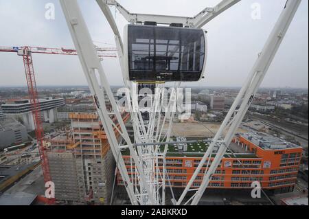 Blick von der neu eröffnete Riesenrad Hi-Sky in der Fabrik Viertel in München. [Automatisierte Übersetzung] Stockfoto