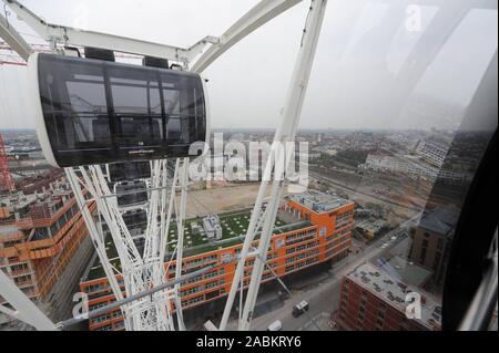 Blick von der neu eröffnete Riesenrad Hi-Sky in der Fabrik Viertel in München. [Automatisierte Übersetzung] Stockfoto