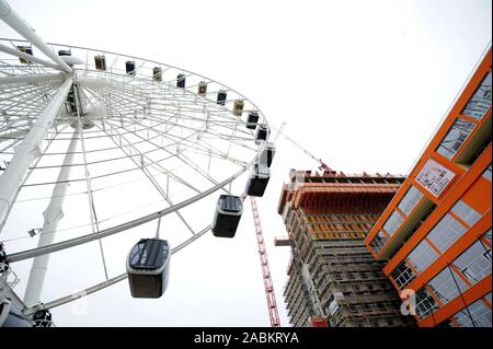 Blick von der neu eröffnete Riesenrad Hi-Sky in der Fabrik Viertel in München. [Automatisierte Übersetzung] Stockfoto