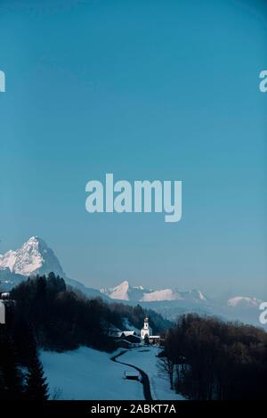 Eine Übersicht Bild zeigt die Kirche von Wamberg in der Nähe von Garmisch-Partenkirchen (Oberbayern) im Januar 2018. Bamberg ist die höchste Kirche Dorf in Deutschland. [Automatisierte Übersetzung] Stockfoto