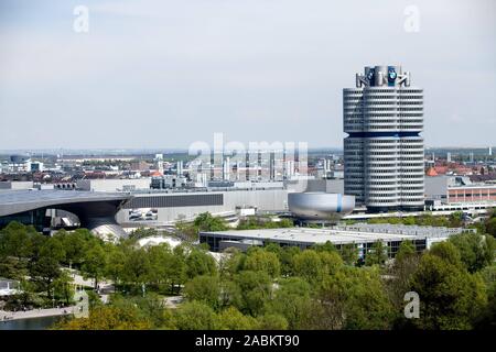 Blick von der Olympischen Berg im Münchner Olympiapark: im Hintergrund die Olympischen Ice Sports Center, das BMW-Museum und die BMW-Hochhaus ("vier-Zylinder'). [Automatisierte Übersetzung] Stockfoto