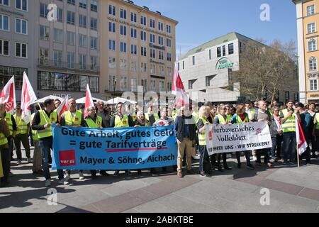 Bei einer Kundgebung auf dem Marienplatz, streikende Drucker gegen die Kündigung des Tarifvertrags durch den Bundesverband Druck und Medien und der daraus resultierenden Verschlechterung der Arbeitszeiten und Löhne zu demonstrieren. Sie werden von zahlreichen Journalisten und Verlag Mitarbeiter, die sich an einem solidaritätsstreik unterstützt. [Automatisierte Übersetzung] Stockfoto