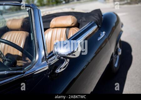 Ein schwarzes Oldtimer vom Typ Jaguar E-Type V12 steht in der Motor in Freimann. Das historische Fahrzeug von 1974 gehört zu einem Mitglied der Münchner Oldtimer Club. [Automatisierte Übersetzung] Stockfoto