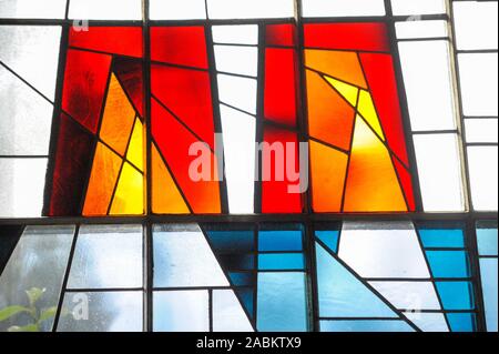 Kunst Glas Serie: Die Reformation Gedächtniskirche in Munich-Hadern. Die Glasmalereien stellt der Vision des Johannes des "himmlischen Jerusalem". [Automatisierte Übersetzung] Stockfoto