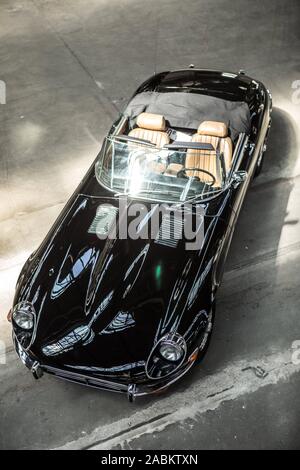 Ein schwarzes Oldtimer vom Typ Jaguar E-Type V12 steht in der Motor in Freimann. Das historische Fahrzeug von 1974 gehört zu einem Mitglied der Münchner Oldtimer Club. [Automatisierte Übersetzung] Stockfoto