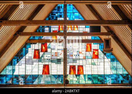 Kunst Glas Serie: Die Reformation Gedächtniskirche in Munich-Hadern. Die Glasmalereien stellt der Vision des Johannes des "himmlischen Jerusalem". [Automatisierte Übersetzung] Stockfoto