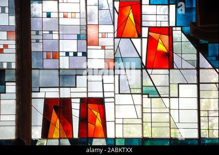 Kunst Glas Serie: Die Reformation Gedächtniskirche in Munich-Hadern. Die Glasmalereien stellt der Vision des Johannes des "himmlischen Jerusalem". [Automatisierte Übersetzung] Stockfoto