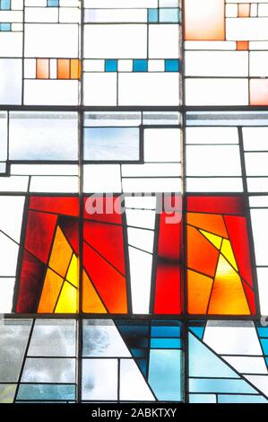 Kunst Glas Serie: Die Reformation Gedächtniskirche in Munich-Hadern. Die Glasmalereien stellt der Vision des Johannes des "himmlischen Jerusalem". [Automatisierte Übersetzung] Stockfoto