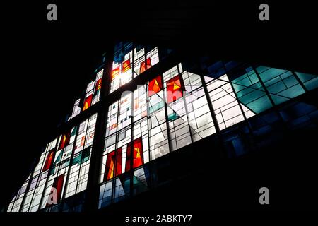 Kunst Glas Serie: Die Reformation Gedächtniskirche in Munich-Hadern. Die Glasmalereien stellt der Vision des Johannes des "himmlischen Jerusalem". [Automatisierte Übersetzung] Stockfoto