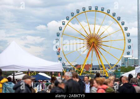 Eine Übersicht Bild zeigt den Flohmarkt am Samstag, den 27. April 2019 auf der Theresienwiese in München (Oberbayern). Im Hintergrund das Riesenrad der Frühlingsfest. [Automatisierte Übersetzung] Stockfoto