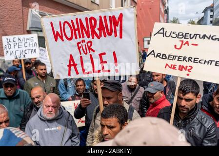 Bulgarische Wanderarbeitnehmer wird am Sonntag, den 28. April 2019 in der Landwehrstraße Ecke Goethestraße in München (Oberbayern), für Gleichbehandlung und Gehäuse zeigen für alle und gegen mehr Polizei Überwachung. [Automatisierte Übersetzung] Stockfoto