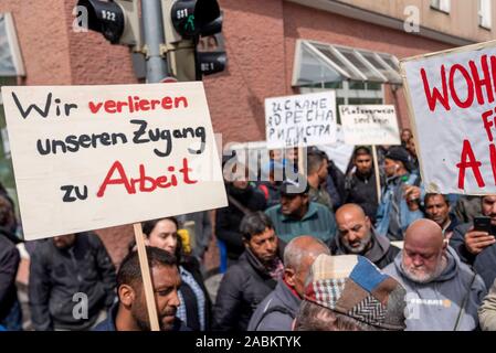 Bulgarische Wanderarbeitnehmer wird am Sonntag, den 28. April 2019 in der Landwehrstraße Ecke Goethestraße in München (Oberbayern), für Gleichbehandlung und Gehäuse zeigen für alle und gegen mehr Polizei Überwachung. [Automatisierte Übersetzung] Stockfoto