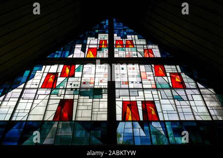 Kunst Glas Serie: Die Reformation Gedächtniskirche in Munich-Hadern. Die Glasmalereien stellt der Vision des Johannes des "himmlischen Jerusalem". [Automatisierte Übersetzung] Stockfoto